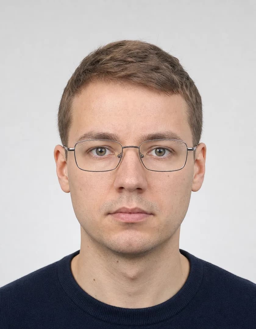 Przykładowe zdjęcie dokumentowe dorosłego mężczyzny w okularach korekcyjnych, bez odblasków na szkłach.