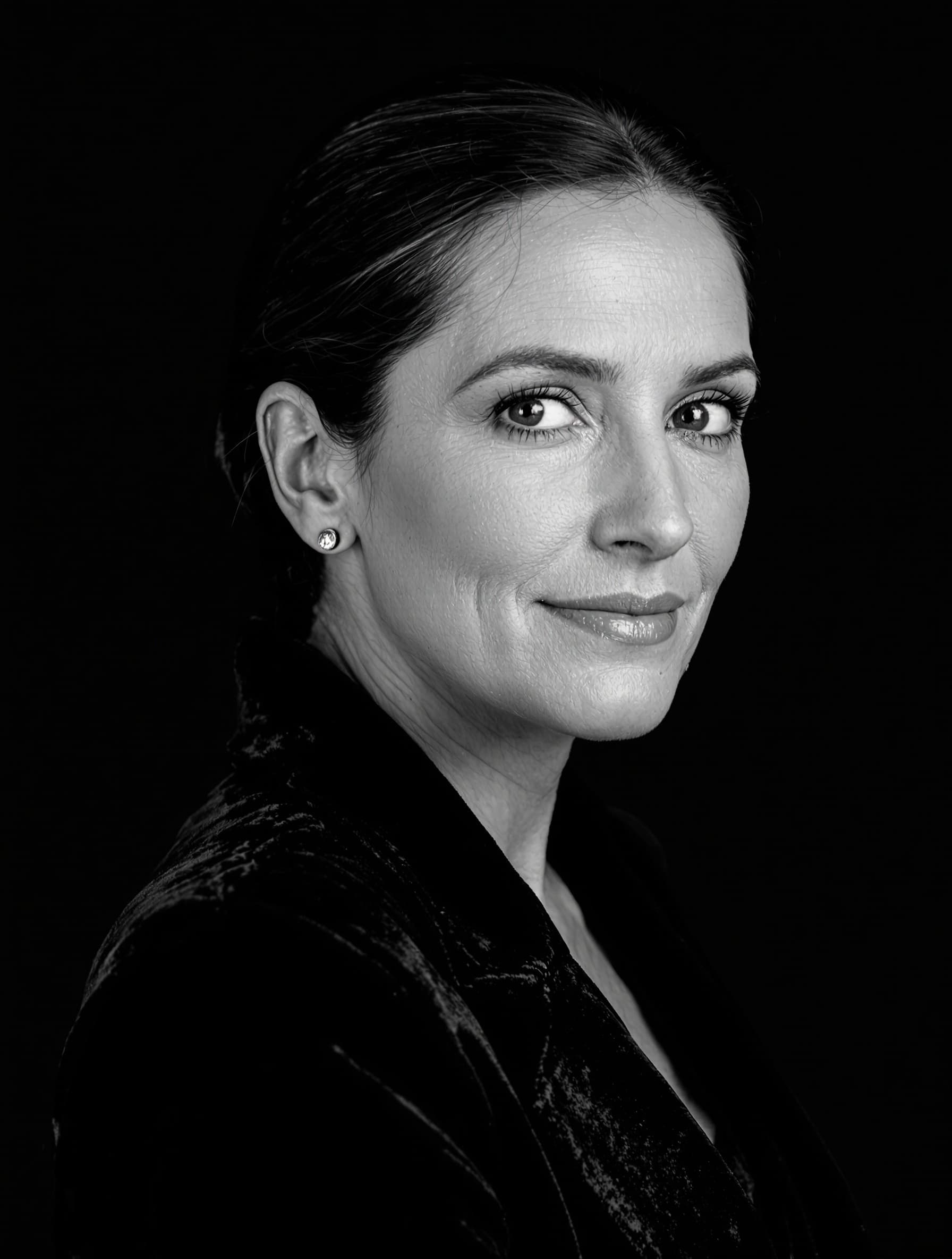 Czarno-biały portret fine-art kobiety w aksamitnej marynarce — styl Fine-art B&W